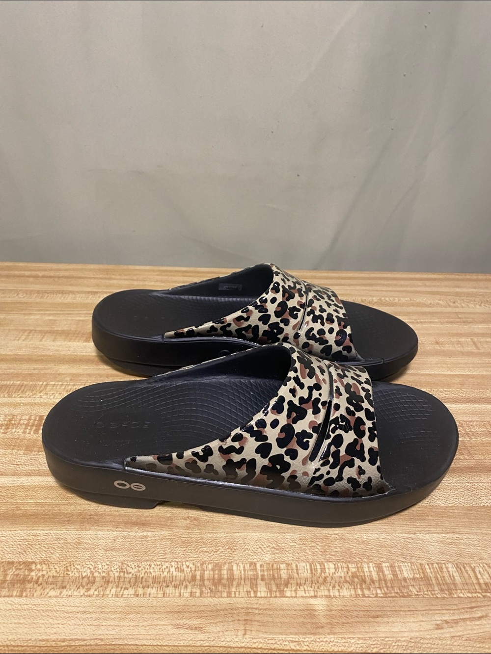 OOFOS Ooahh Recovery Blackeopard Luxe Limited Slide Sandals Women 8/ Mens 6/EU39
